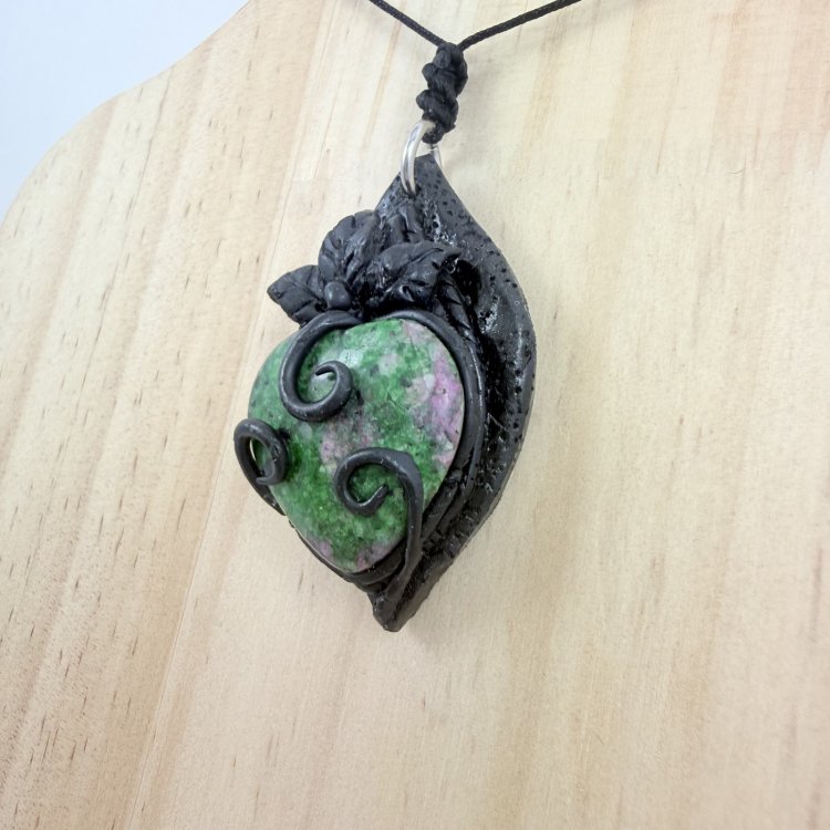  Joya del Bosque con Zoisita Rubí en Forma de Corazón – Equilibrio y Renacer Natural