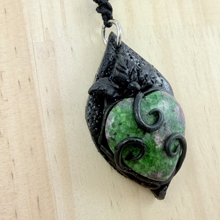  Joya del Bosque con Zoisita Rubí en Forma de Corazón – Equilibrio y Renacer Natural