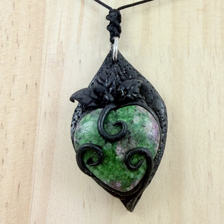  Joya del Bosque con Zoisita Rubí en Forma de Corazón – Equilibrio y Renacer Natural