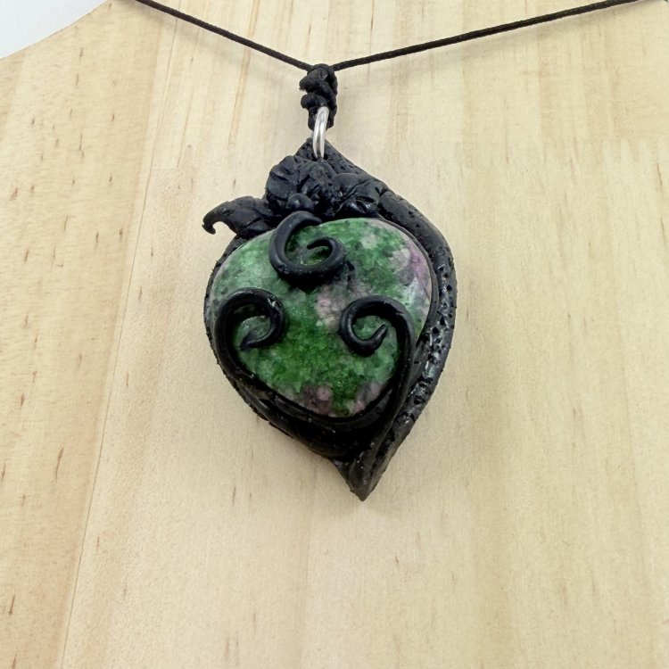  Joya del Bosque con Zoisita Rubí en Forma de Corazón – Equilibrio y Renacer Natural