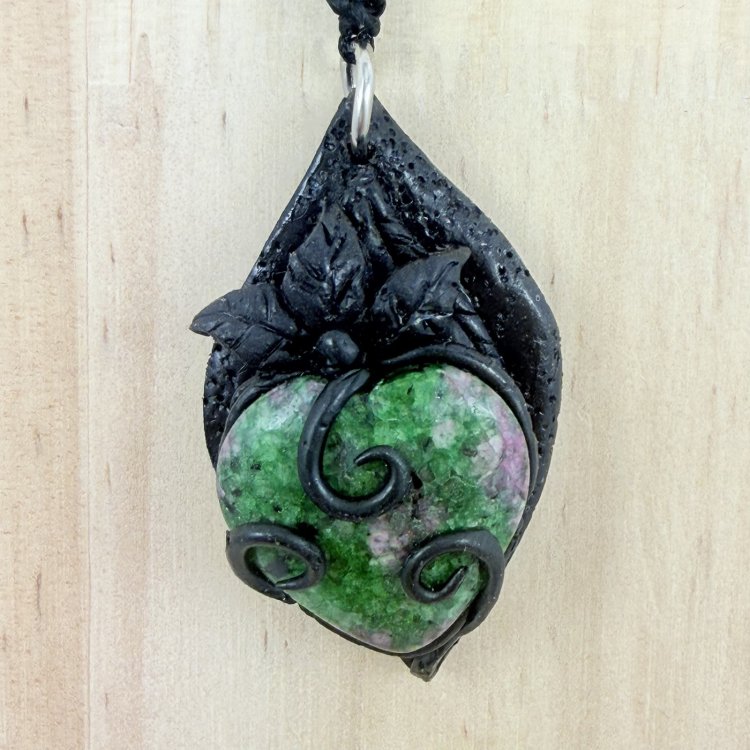  Joya del Bosque con Zoisita Rubí en Forma de Corazón – Equilibrio y Renacer Natural